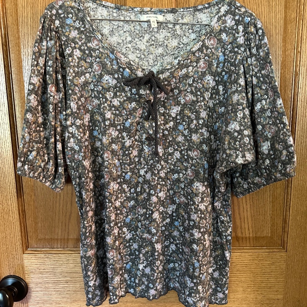 Maurices Elbow Sleeve Flowered Blouse with tie front. Size Large.